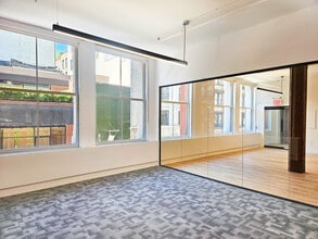 131-133 Spring St, New York, NY à louer Photo du bâtiment- Image 2 de 7