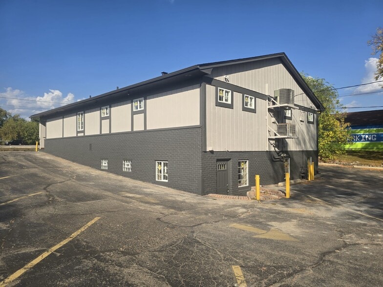 1095 W Huron St, Waterford, MI à vendre - Photo du bâtiment - Image 2 de 9