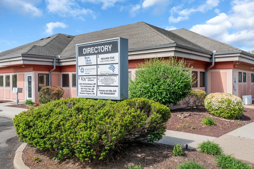 501 Iron Bridge Rd, Freehold, NJ à vendre - Photo du bâtiment - Image 1 de 19