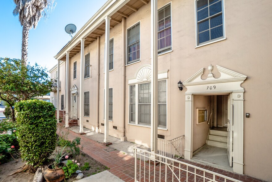 707-709 Crenshaw Blvd, Los Angeles, CA à vendre - Photo principale - Image 1 de 29