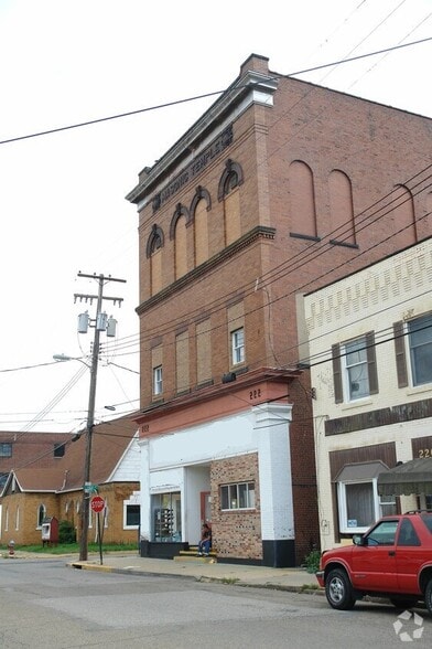 222 E 4th Ave, Tarentum, PA à louer - Photo du bâtiment - Image 2 de 2