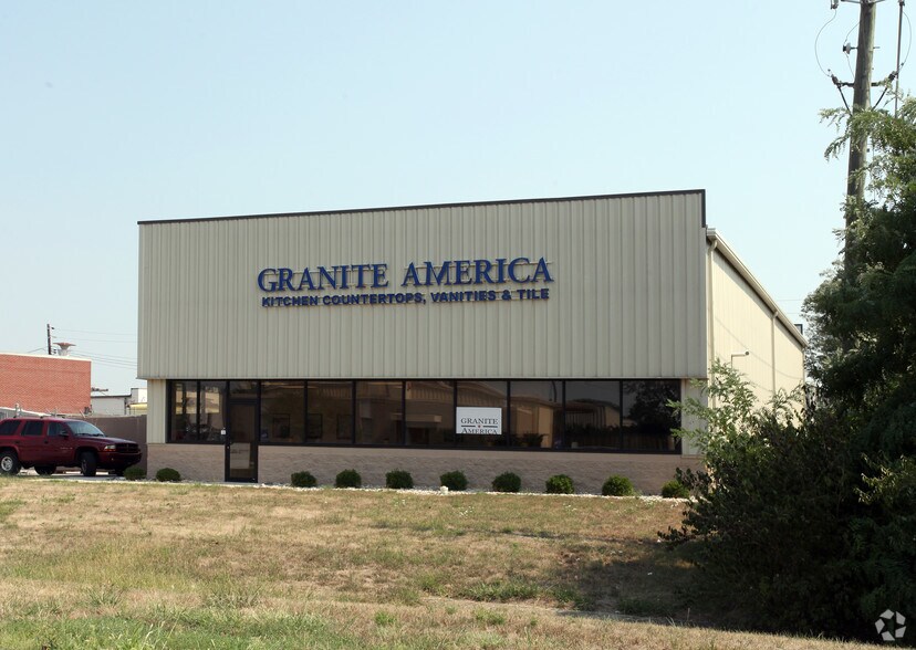 2251 Distributors Dr, Indianapolis, IN à louer - Photo du bâtiment - Image 3 de 6