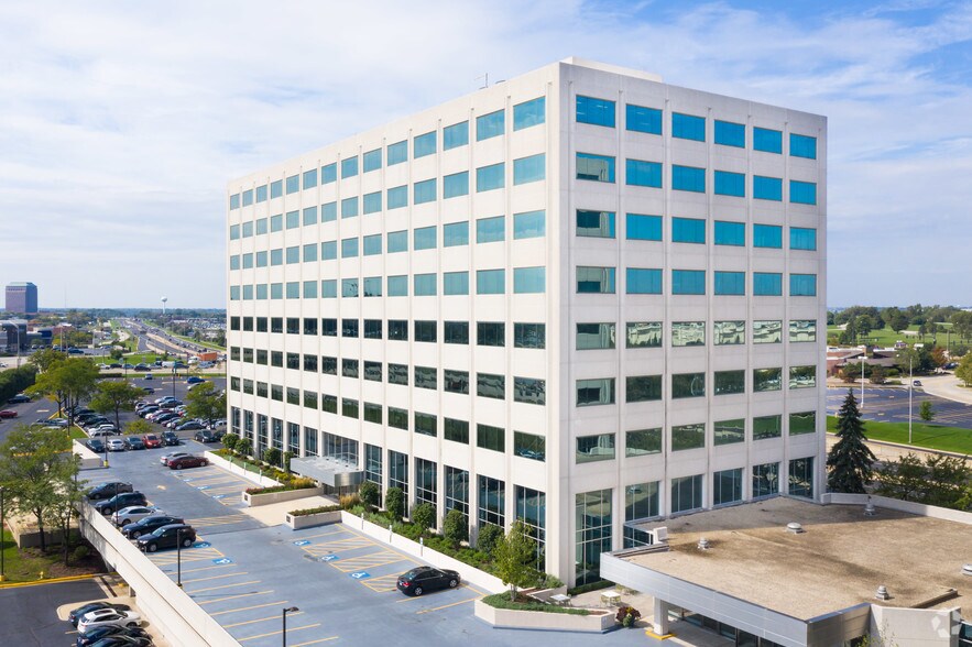 333 E Butterfield Rd, Lombard, IL à louer - Photo du bâtiment - Image 2 de 15