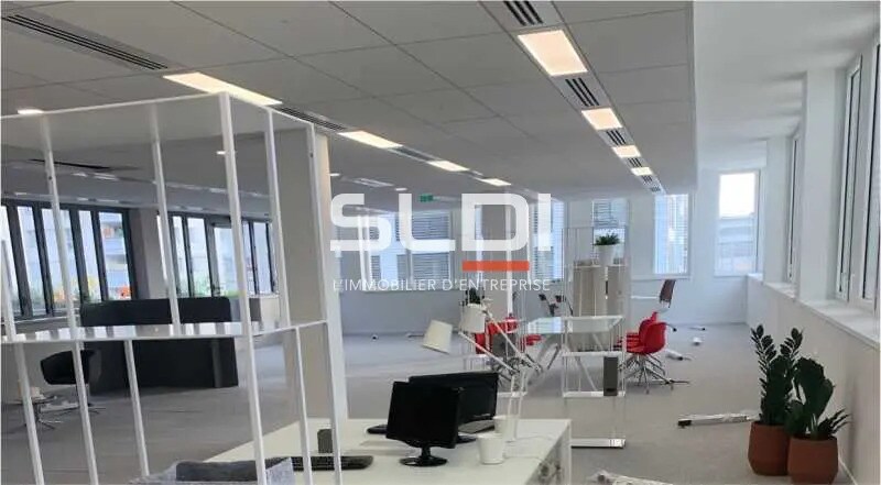 Bureau dans Vaulx-en-Velin à louer - Photo du bâtiment - Image 3 de 12