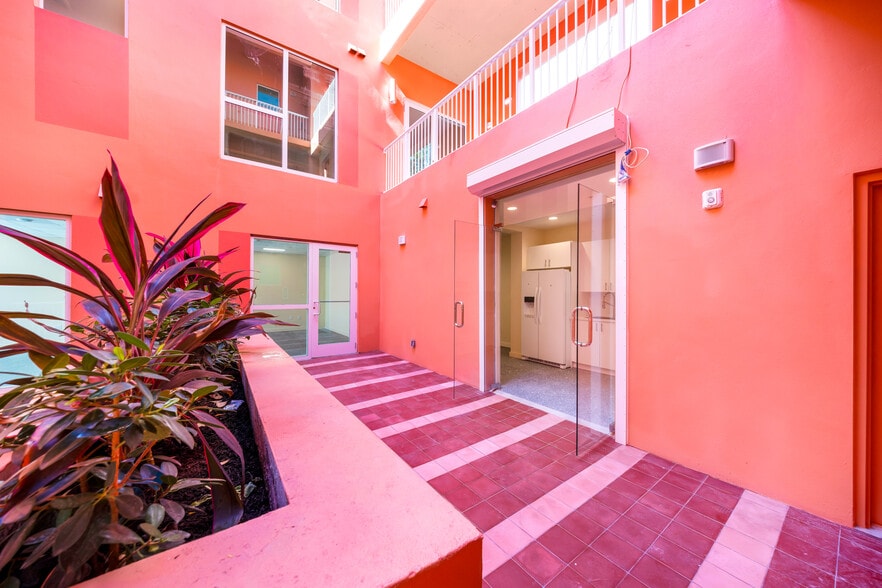 123 NW 14th st, Miami, FL à louer - Photo du bâtiment - Image 3 de 4