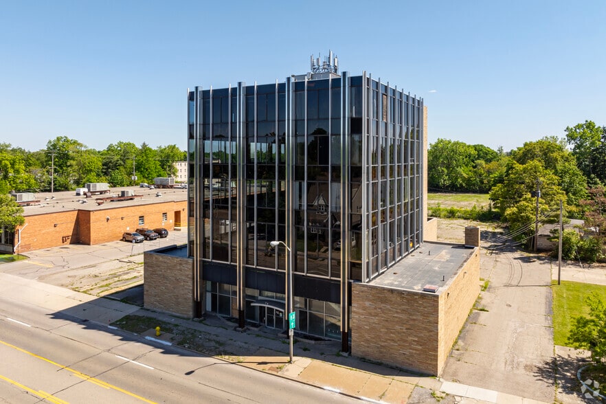 761 W Huron St, Pontiac, MI à vendre - Photo du bâtiment - Image 2 de 18