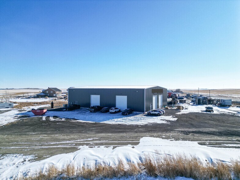 251223 Sunshine Rd, Rocky View No 44, AB à vendre - Photo du bâtiment - Image 2 de 15