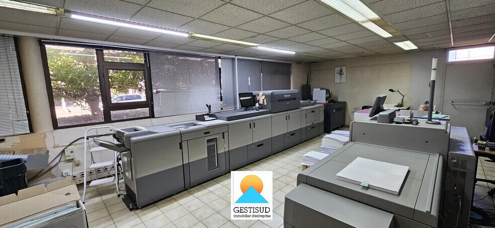 Flex in Aubagne for lease - Interior Photo - Image 3 of 8