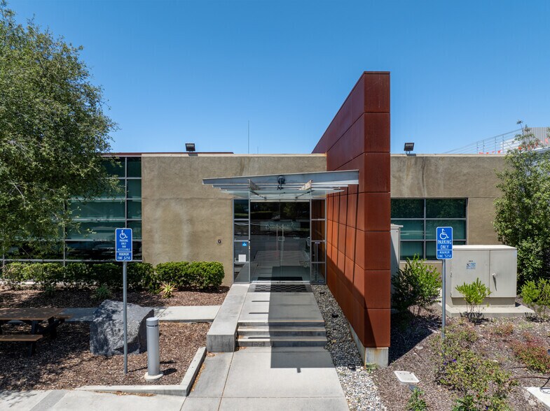 4025 Bohannon Dr, Menlo Park, CA à louer - Photo du bâtiment - Image 1 de 12