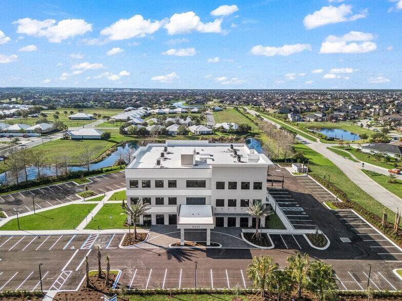 9355 N. Wickham Rd., Melbourne, FL à louer - Photo du bâtiment - Image 3 de 8