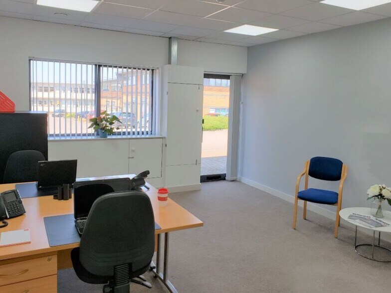 Whitehill Ln, Royal Wootton Bassett à louer - Photo du bâtiment - Image 2 de 9