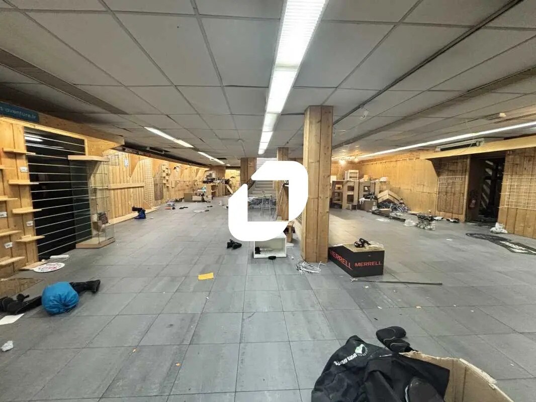 Retail in Bordeaux for lease Building Photo- Image 1 of 11