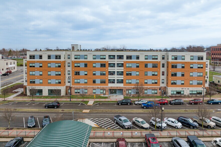 18 E Cayuga St, Oswego, NY à louer - Photo du bâtiment - Image 2 de 4