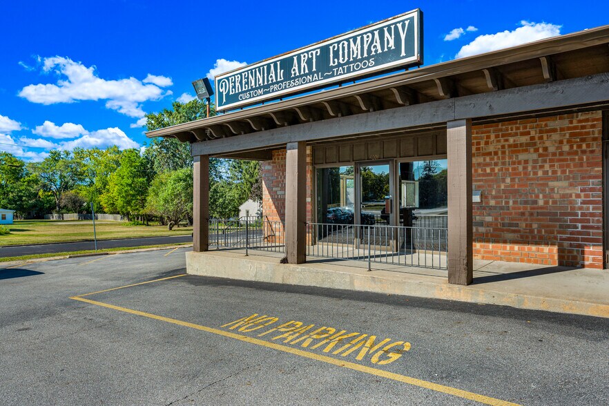 4601 N University St, Peoria, IL à louer - Photo du bâtiment - Image 2 de 18