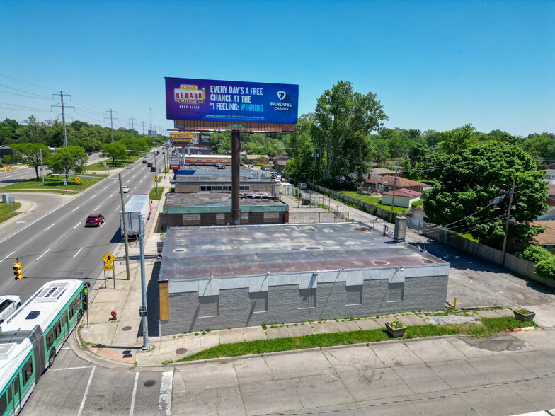 18685 W 8 Mile Rd, Detroit, MI for sale - Building Photo - Image 2 of 4