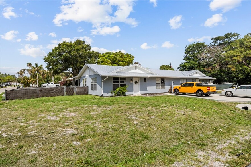 3248 SE Golden Gate Ave, Stuart, FL for sale - Building Photo - Image 2 of 12