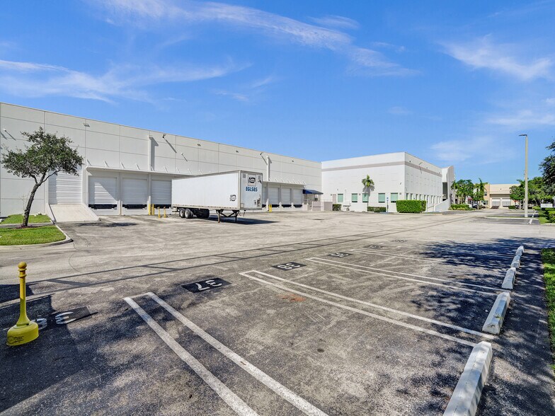 3450 NW 115th Ave, Miami, FL à louer - Photo du bâtiment - Image 3 de 34