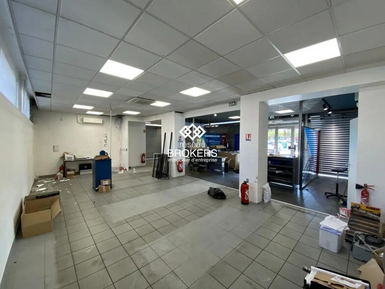 Retail in Grenoble for lease - Interior Photo - Image 2 of 7