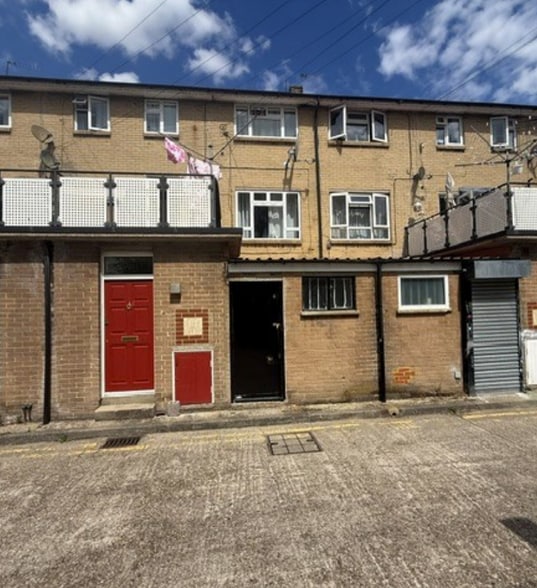 14 Sutton Court Rd, Uxbridge for lease - Building Photo - Image 2 of 2