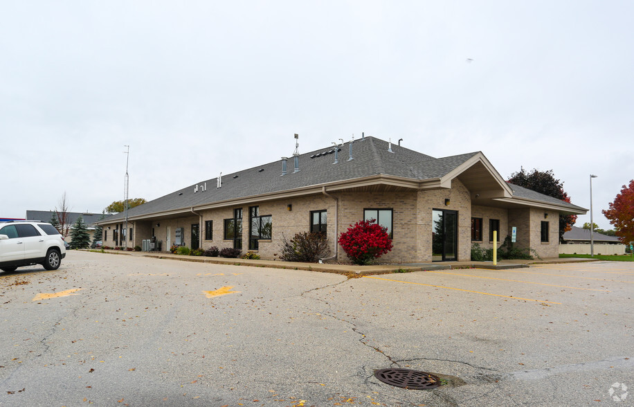 28 Camelot Dr, Fond Du Lac, WI à louer - Photo du bâtiment - Image 1 de 4