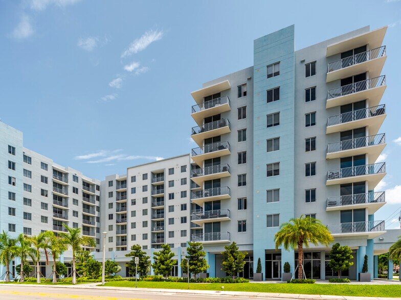 8175 NW 107th Ave, Doral, FL à louer - Photo du bâtiment - Image 2 de 6