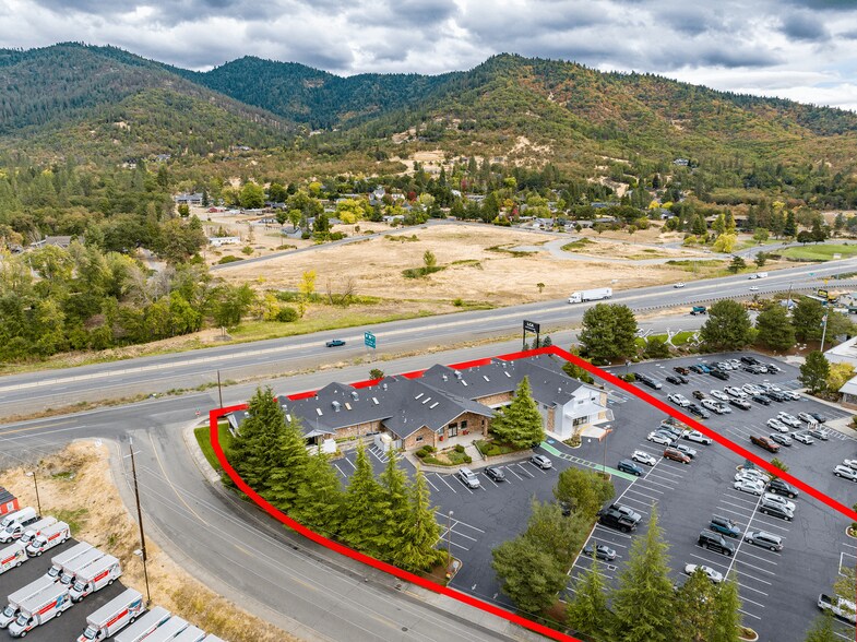 2166 NW Vine St, Grants Pass, OR à vendre - Photo du bâtiment - Image 2 de 147