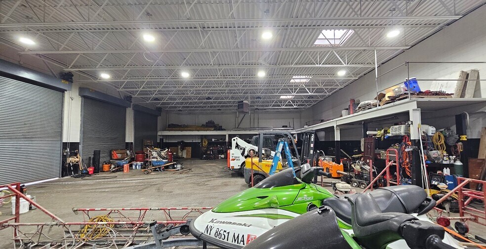 125 Edison Ave, West Babylon, NY à louer - Photo du bâtiment - Image 3 de 6