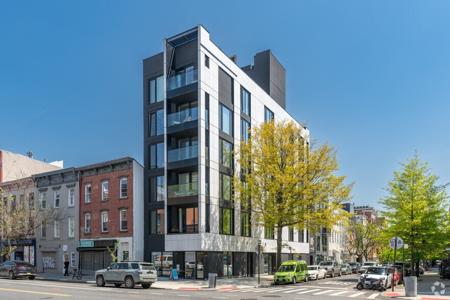 996 Manhattan Ave, Brooklyn, NY à vendre - Photo du bâtiment - Image 2 de 6