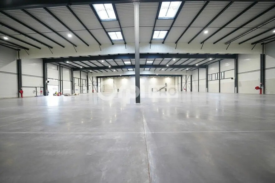 Flex in Saint-Laurent-de-Mure for lease - Interior Photo - Image 3 of 12