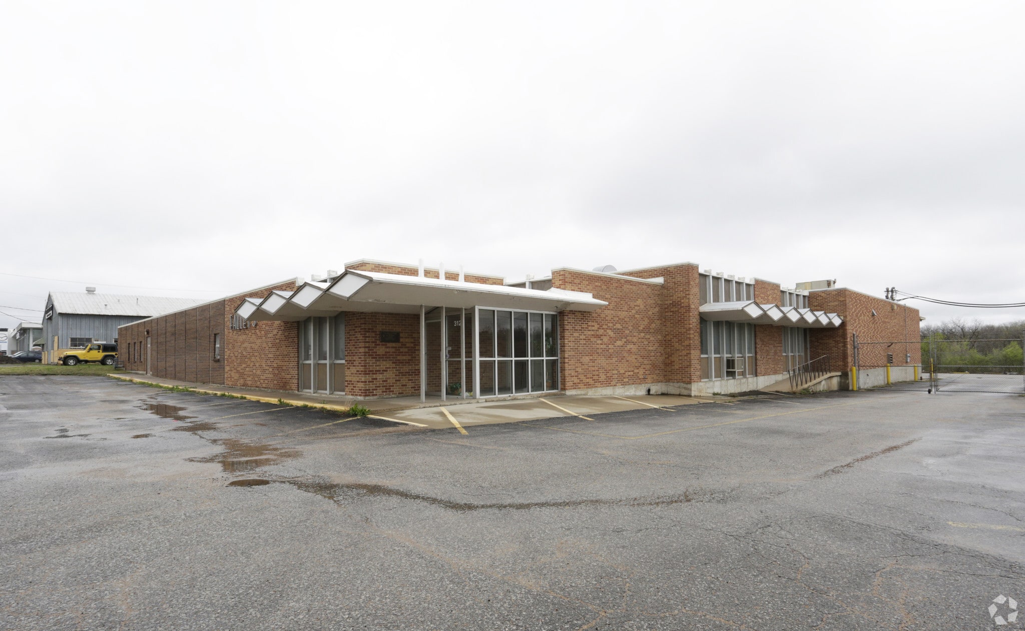 3120 S Kansas Ave, Topeka, KS for lease Primary Photo- Image 1 of 14