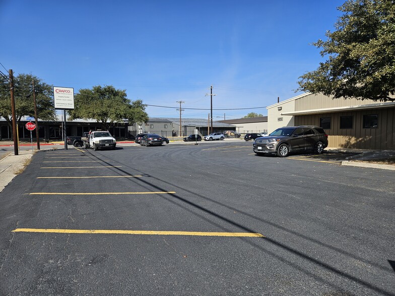 2103 Danbury St, San Antonio, TX for lease - Building Photo - Image 3 of 15