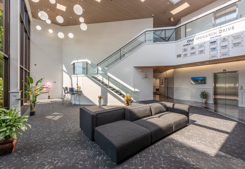 1 Monarch Dr, Littleton, MA à louer - Hall d’entrée - Image 2 de 31