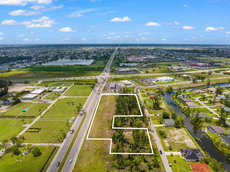 919 Chiquita Blvd, Cape Coral, FL à vendre - Photo du bâtiment - Image 2 de 11