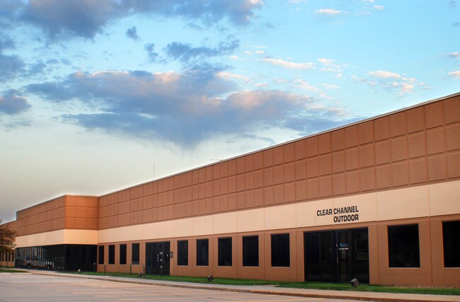 More details for 4131-4163 109th St, Urbandale, IA - Flex for Lease