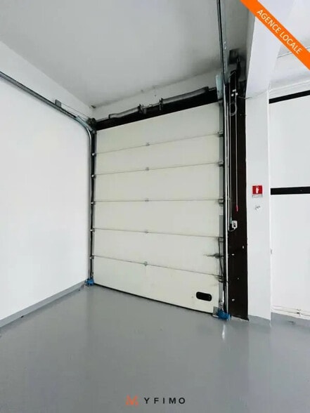 Flex in Nanterre for lease - Interior Photo - Image 2 of 4