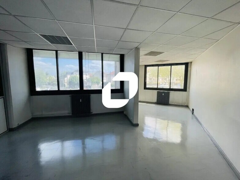 Office in Melun for sale - Interior Photo - Image 2 of 3