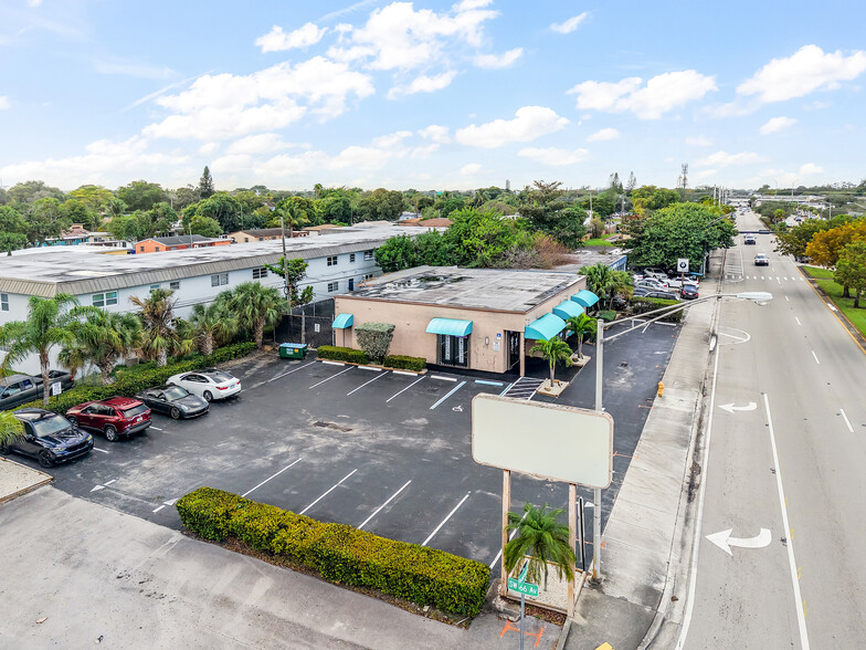 Bureau dans Pembroke Pines, FL à vendre - Photo principale - Image 1 de 24