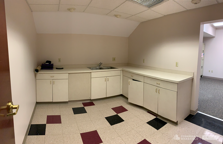 1162-1170 Cleveland Ave, Amherst, OH for lease - Interior Photo - Image 3 of 10