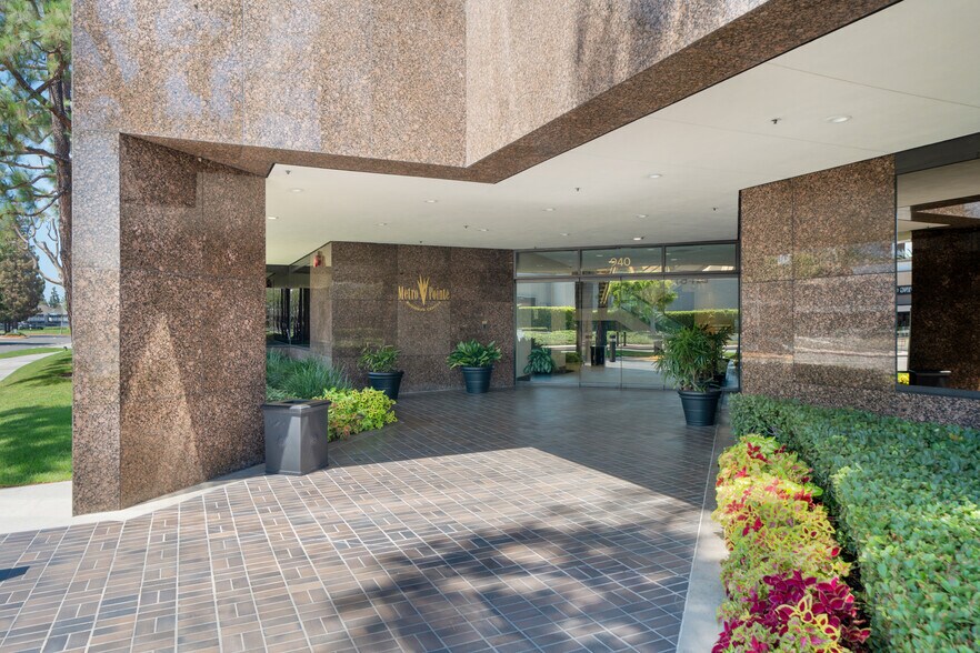 940 S Coast Dr, Costa Mesa, CA à louer - Photo du bâtiment - Image 3 de 16
