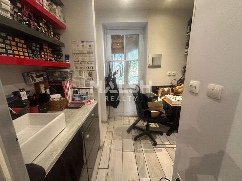 Retail in Lyon for lease - Interior Photo - Image 2 of 8