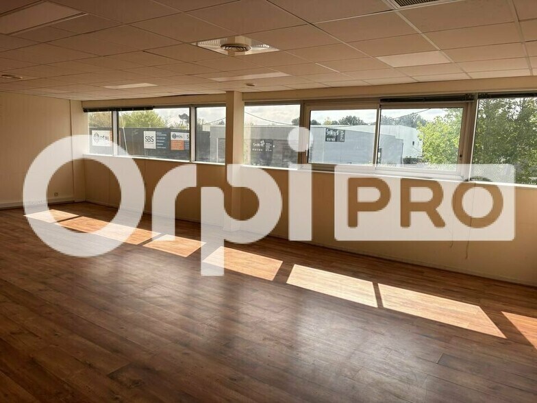 Office in Le Haillan for sale - Building Photo - Image 2 of 8