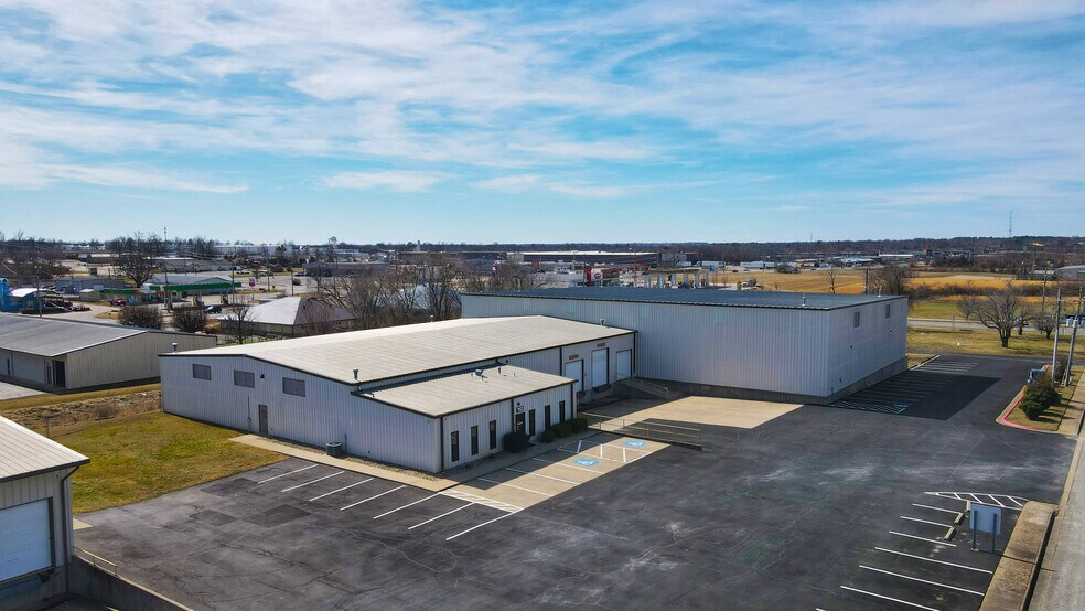 110 E Linden St, Rogers, AR à louer - Photo du bâtiment - Image 2 de 8