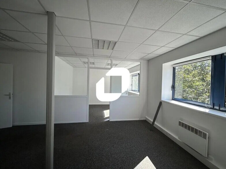 Office in Noisy-le-Grand for lease - Interior Photo - Image 3 of 6