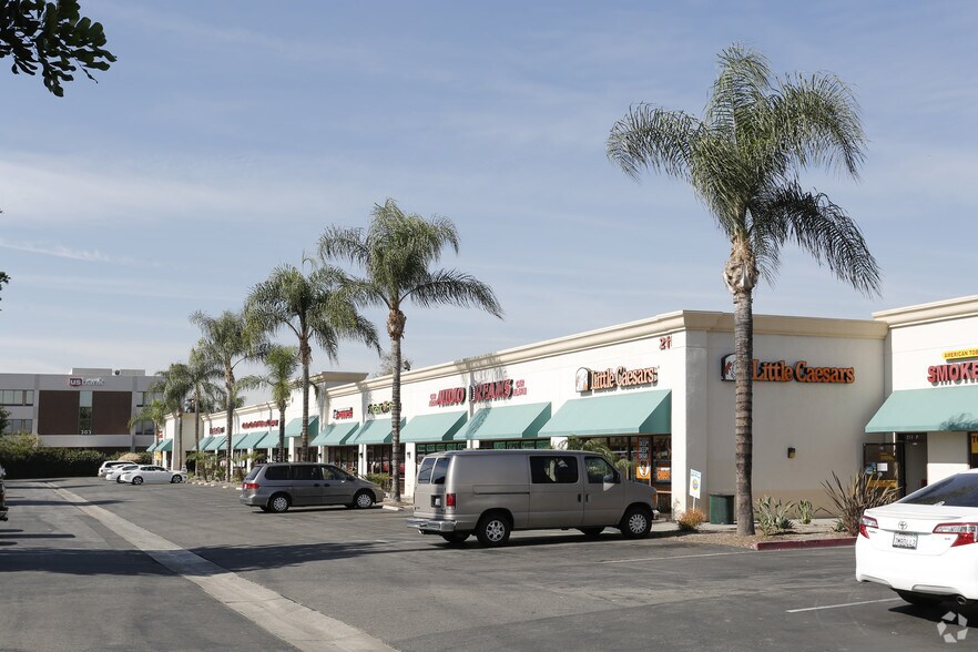 1330 N Glassell St, Orange, CA à louer - Photo du bâtiment - Image 2 de 9