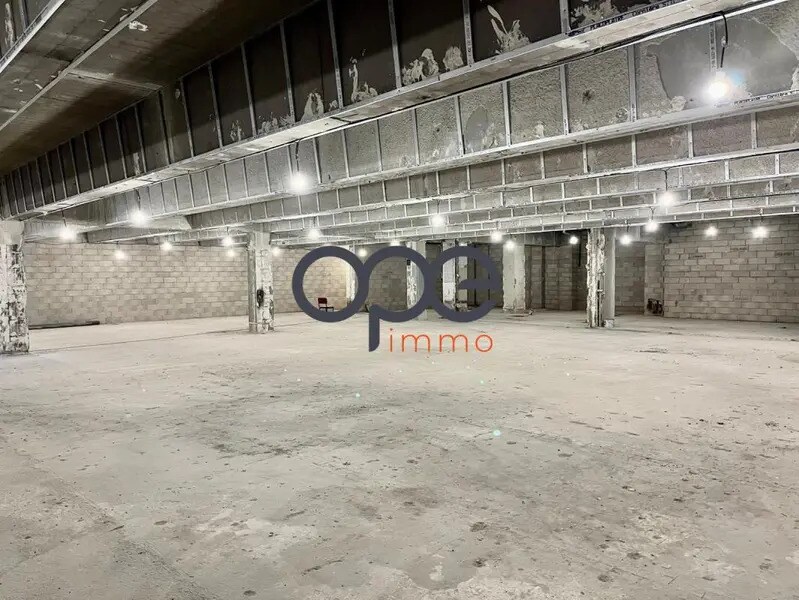 Retail in Aubervilliers for lease Interior Photo- Image 1 of 4