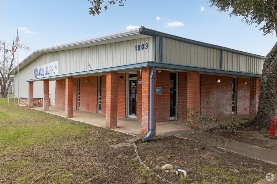1903 N Austin St, Seguin, TX for lease - Building Photo - Image 2 of 8