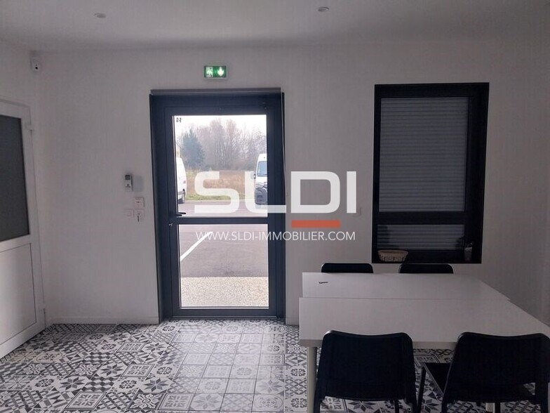 225 Avenue Des Marronniers, Bourgoin-Jallieu for lease - Interior Photo - Image 3 of 5