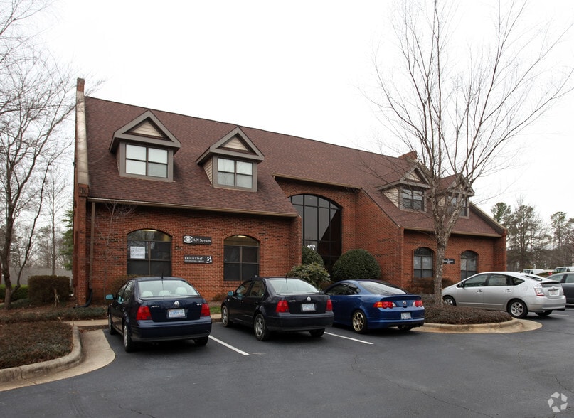 107 Fountain Brook Cir, Cary, NC for sale - Primary Photo - Image 1 of 3