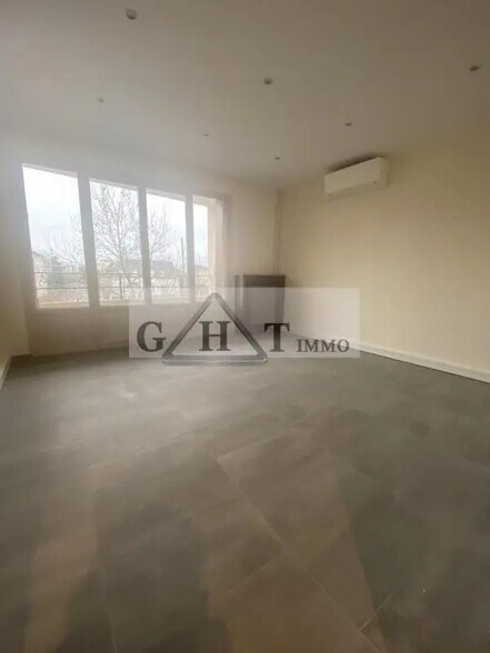 Office in Créteil for lease - Interior Photo - Image 3 of 6