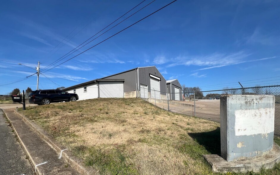 1828 Braly Ln, Pulaski, TN à vendre - Photo du bâtiment - Image 2 de 30